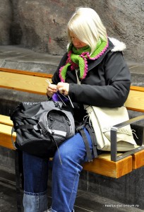 lady knitting in Stockholm Tunnelbana